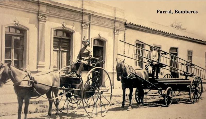 Antiguo carro de bomberos de Parral y sus voluntarios